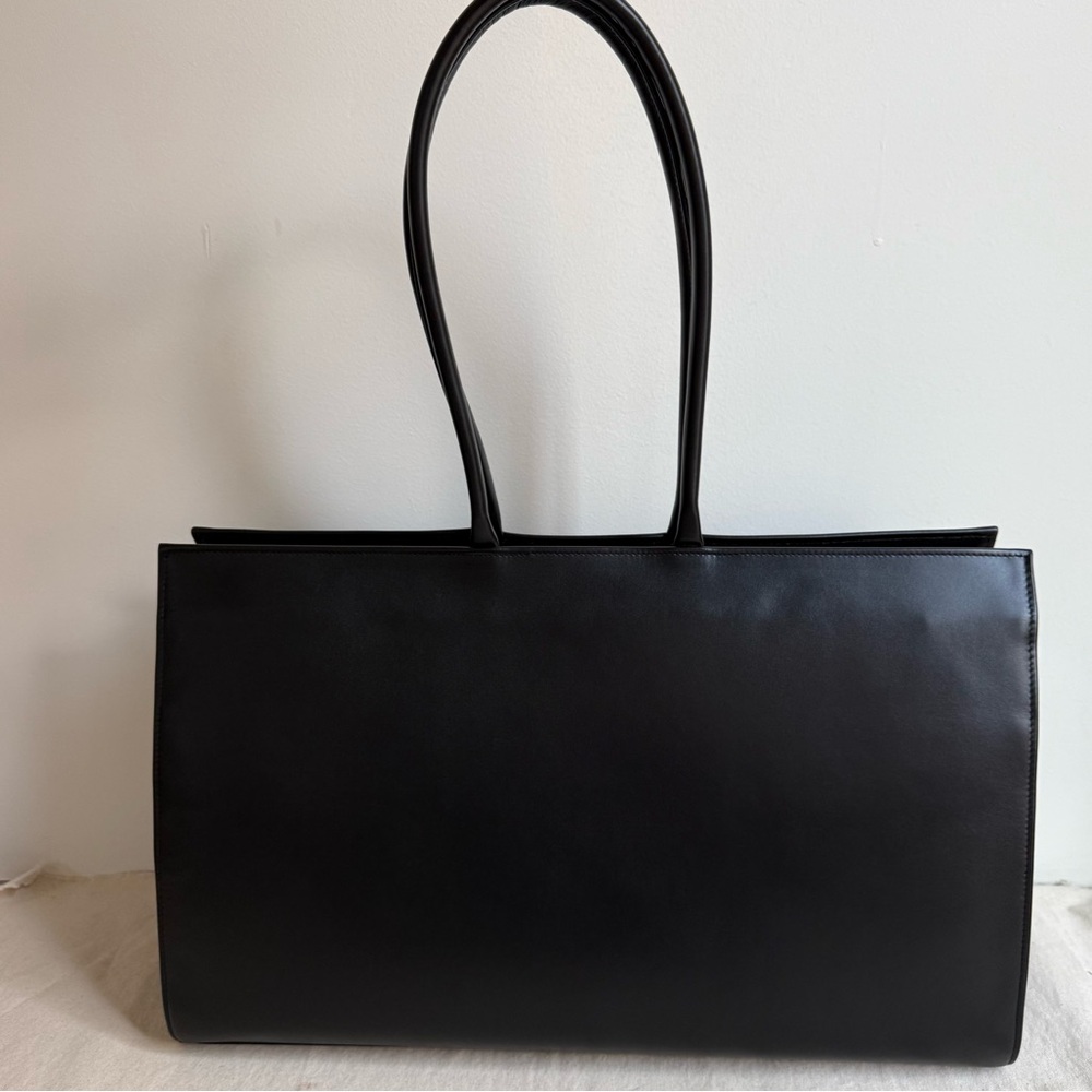 POELLE LARGE CAROLYN TOTE BAG IN BLACK NEW
100% Premium-grade Cow Skin Leather - Picture 9 of 10